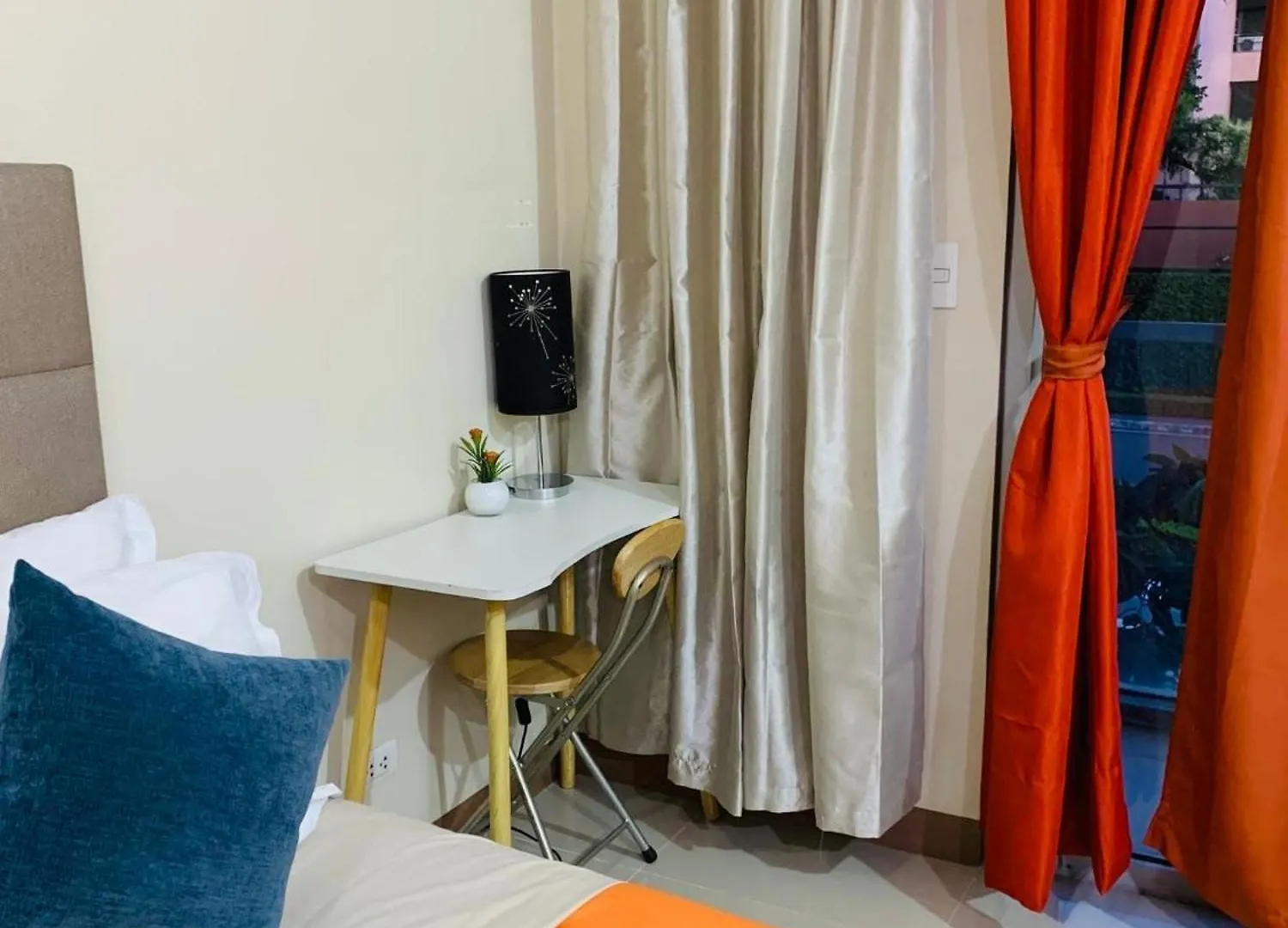One Palm Tree Villas Condominium - Studio 2Nd Fl With Balcony - Across Terminal 3 Airport Pasay
