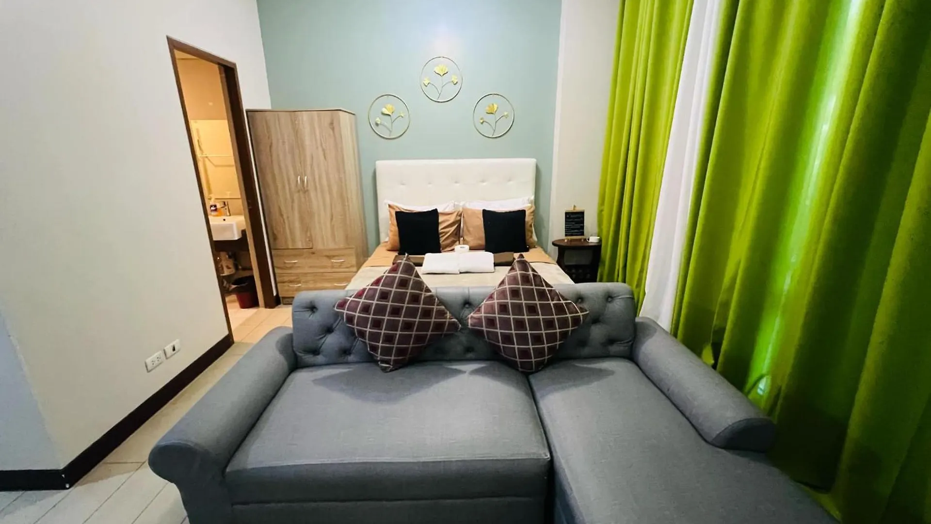 One Palm Tree Villas Condominium - Studio 2Nd Fl With Balcony - Across Terminal 3 Airport Pasay